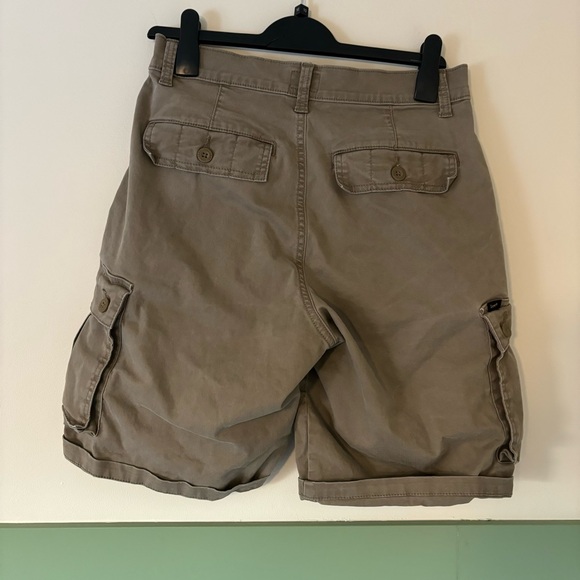 Lee Men’s Khaki Cargo Shorts – Size Medium - Picture 2 of 5